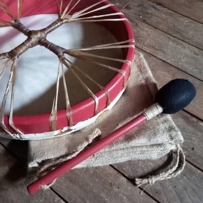 https://www.muuro.pt/product/tambor-lakota-vermelho-disponivel-em-32-42-52-62cm