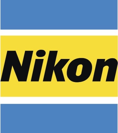 Logótipo Nikon em fundo amarelo com faixas azuis