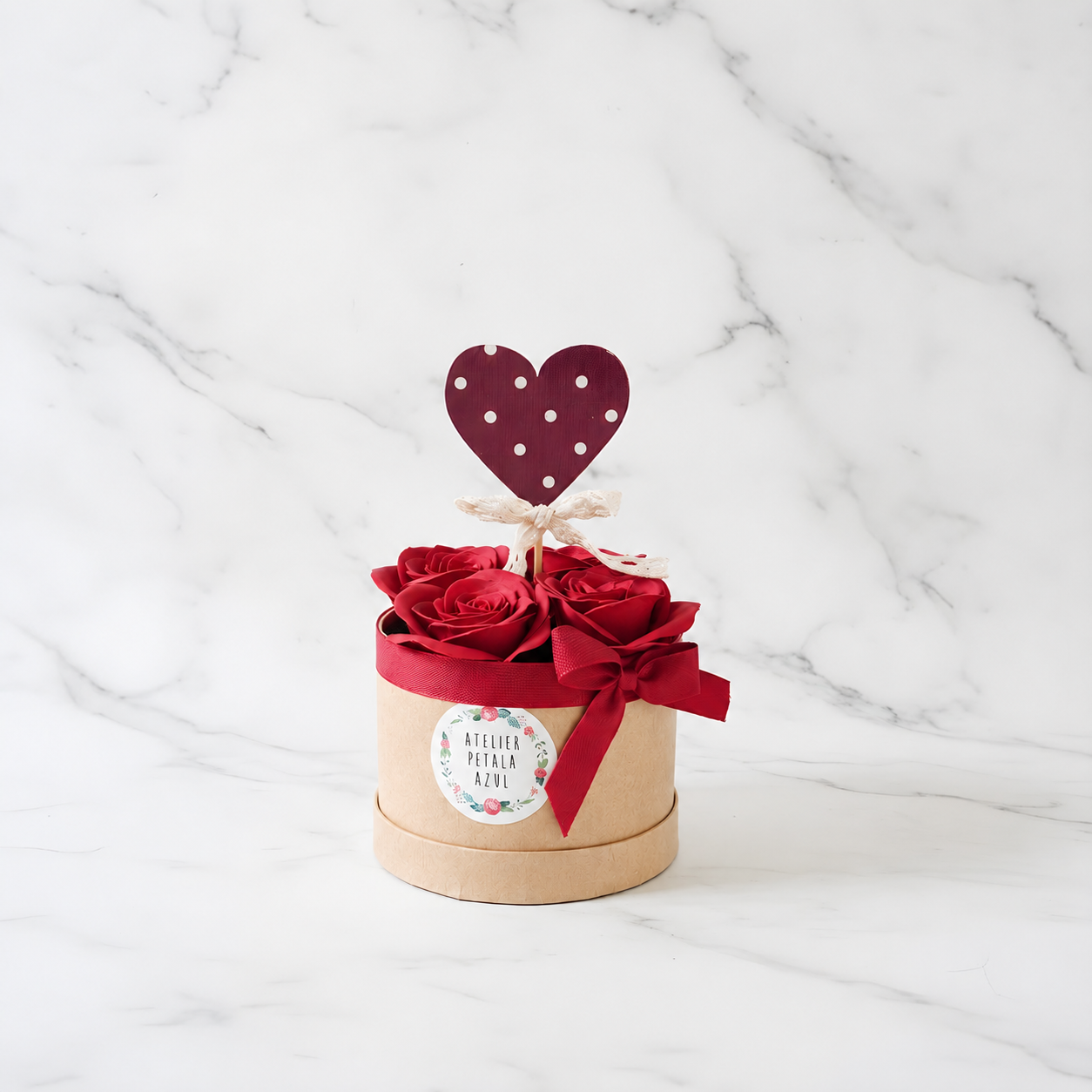Arranjo floral com rosas vermelhas em vaso redondo decorado