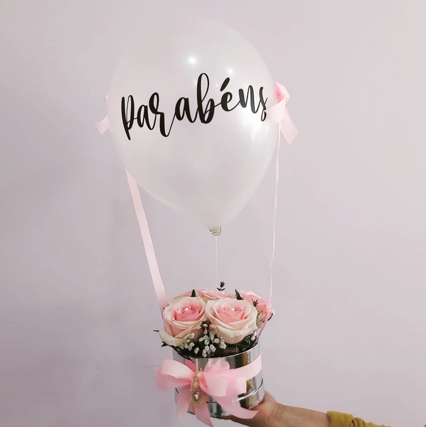 Balão branco com 'parabéns' e flores cor de rosa