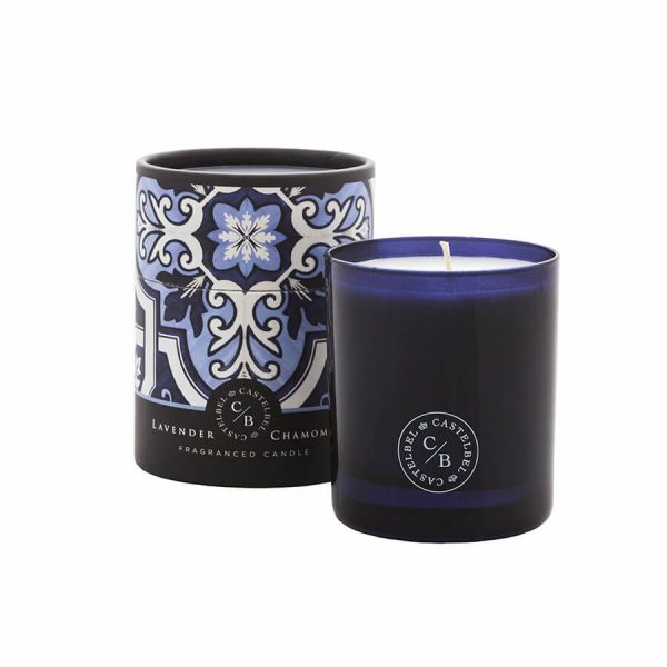 Vela perfumada azul escuro com embalagem decorativa azul e branca