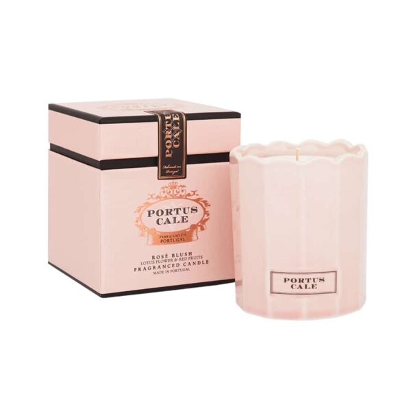 Vela perfumada PORTUS CALE Rose Blush em copo cerâmico rosa claro com padrão ondulado e caixa rosa