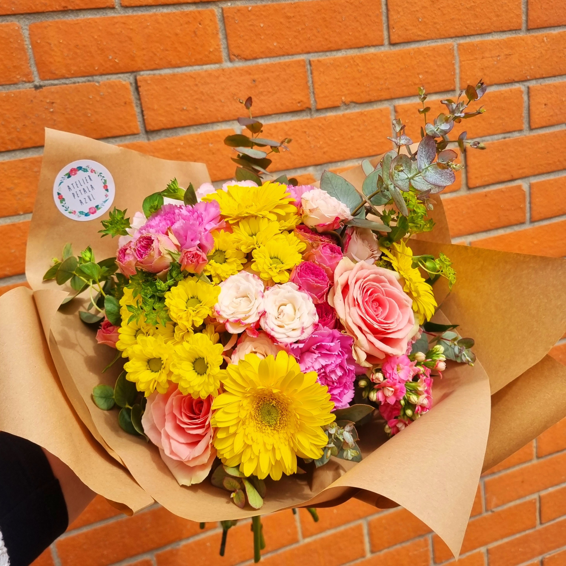 Buquê de flores coloridas com papel de embrulho castanho