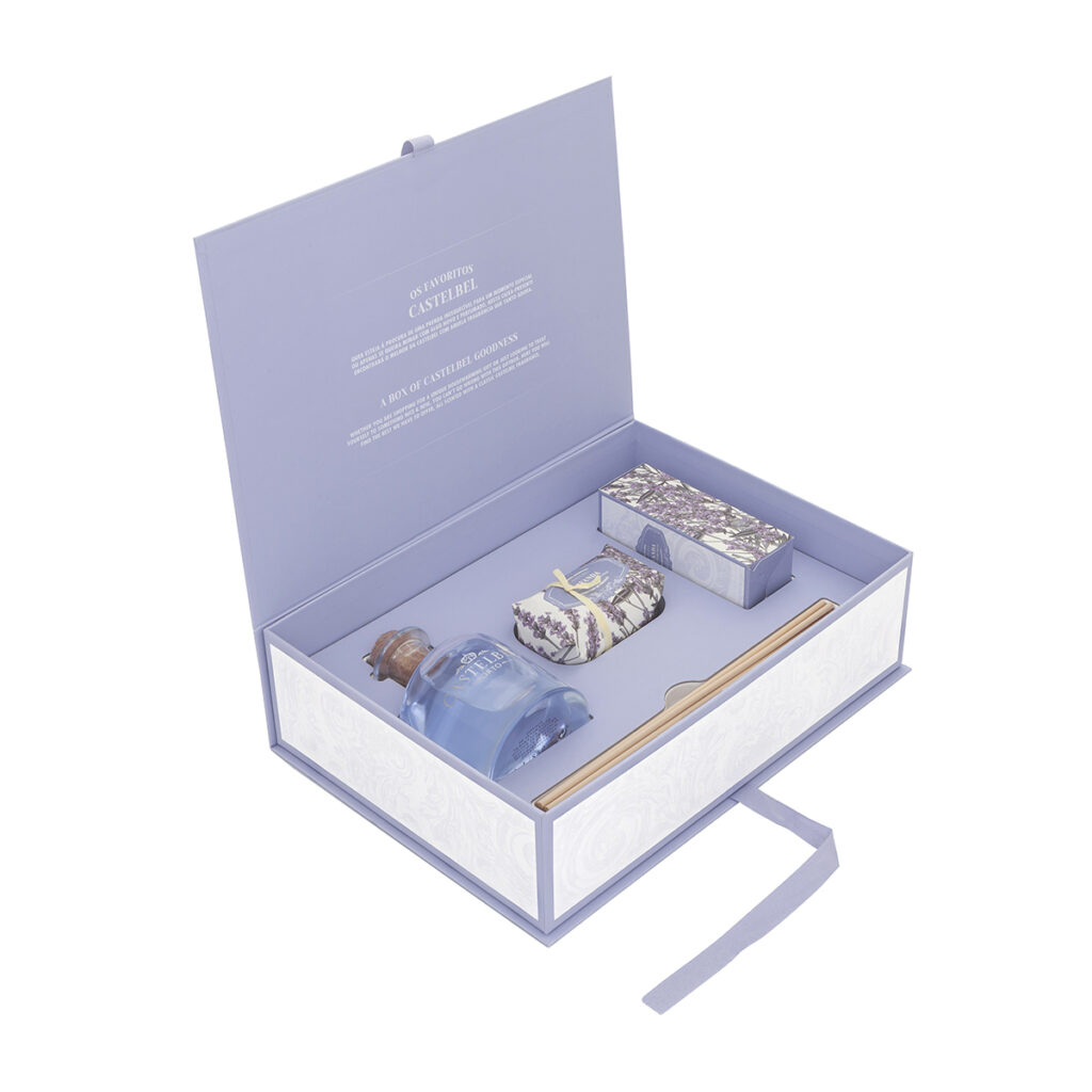 caixa de presente lilás com frasco de vidro azul, sabão decorado e paus de madeira