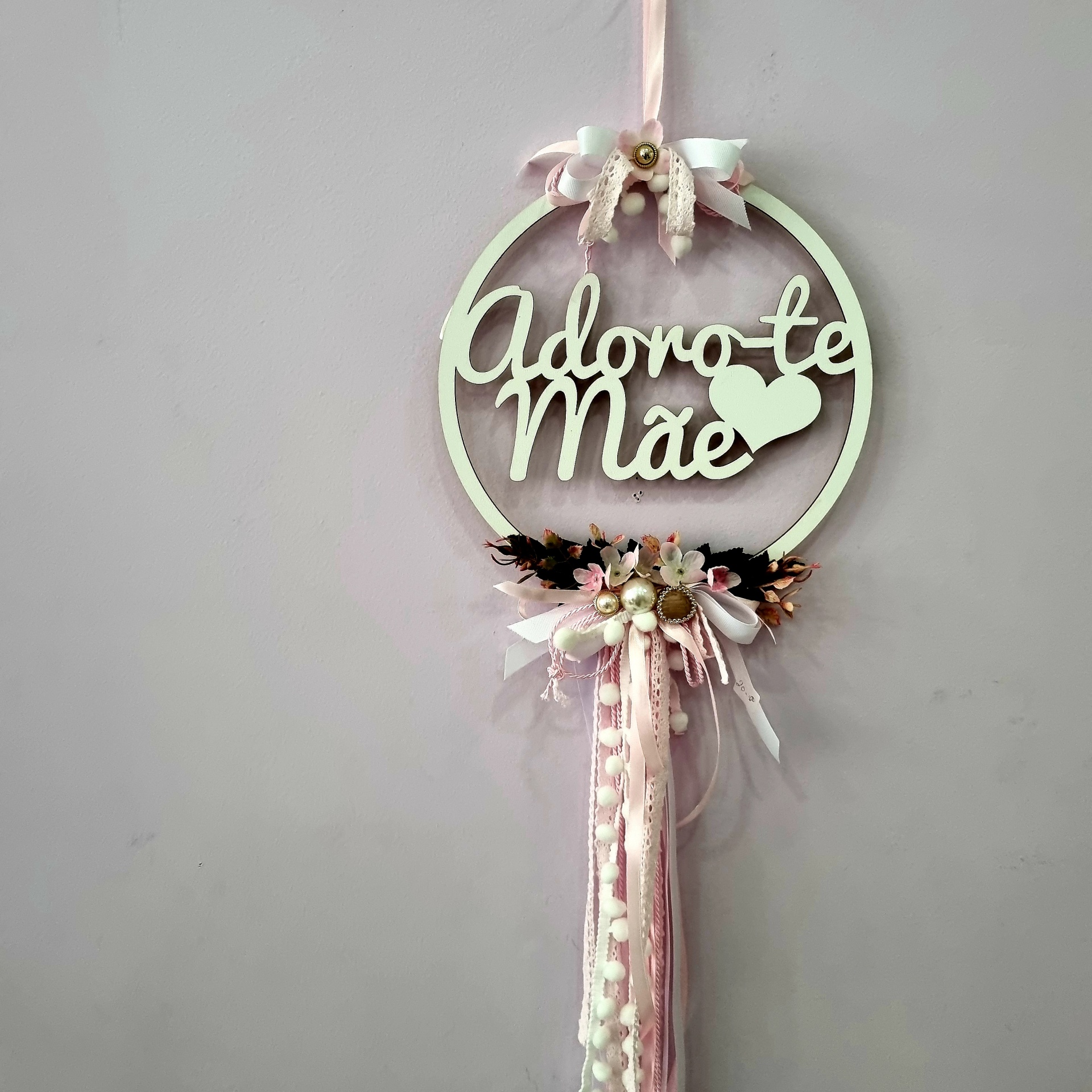 Adorno de parede redondo com texto Adoro-te Mãe e decoração em rosa e branco