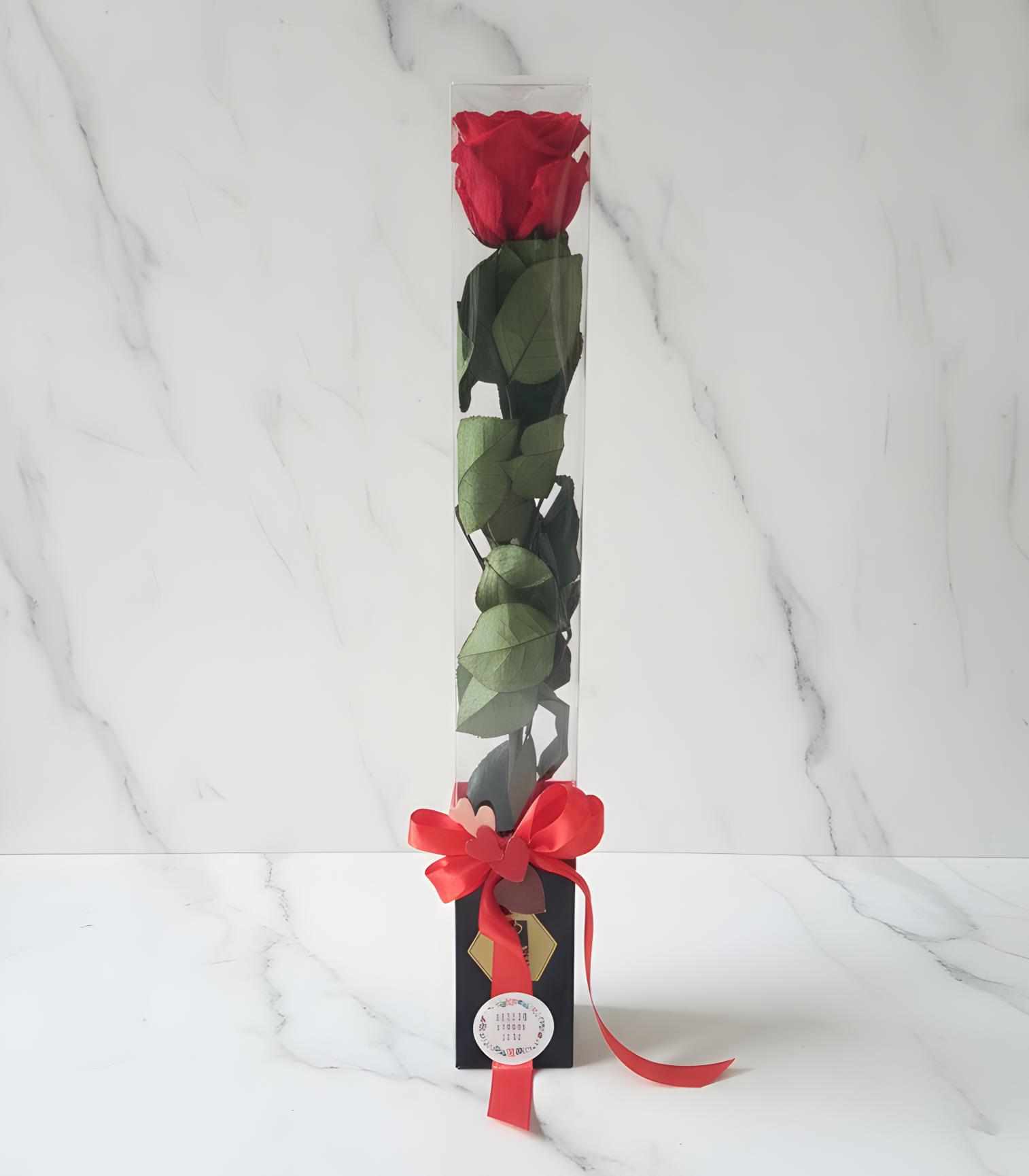 Rosa vermelha preservada em caixa acrílica com laço vermelho e base preta