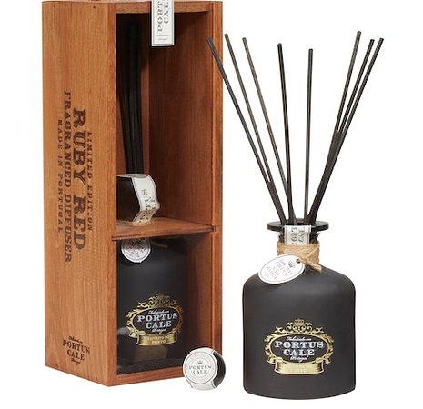 Difusor de fragrância Portus Cale Ruby Red com garrafa preta fosca, rótulo dourado e preto, varetas pretas e caixa de madeira