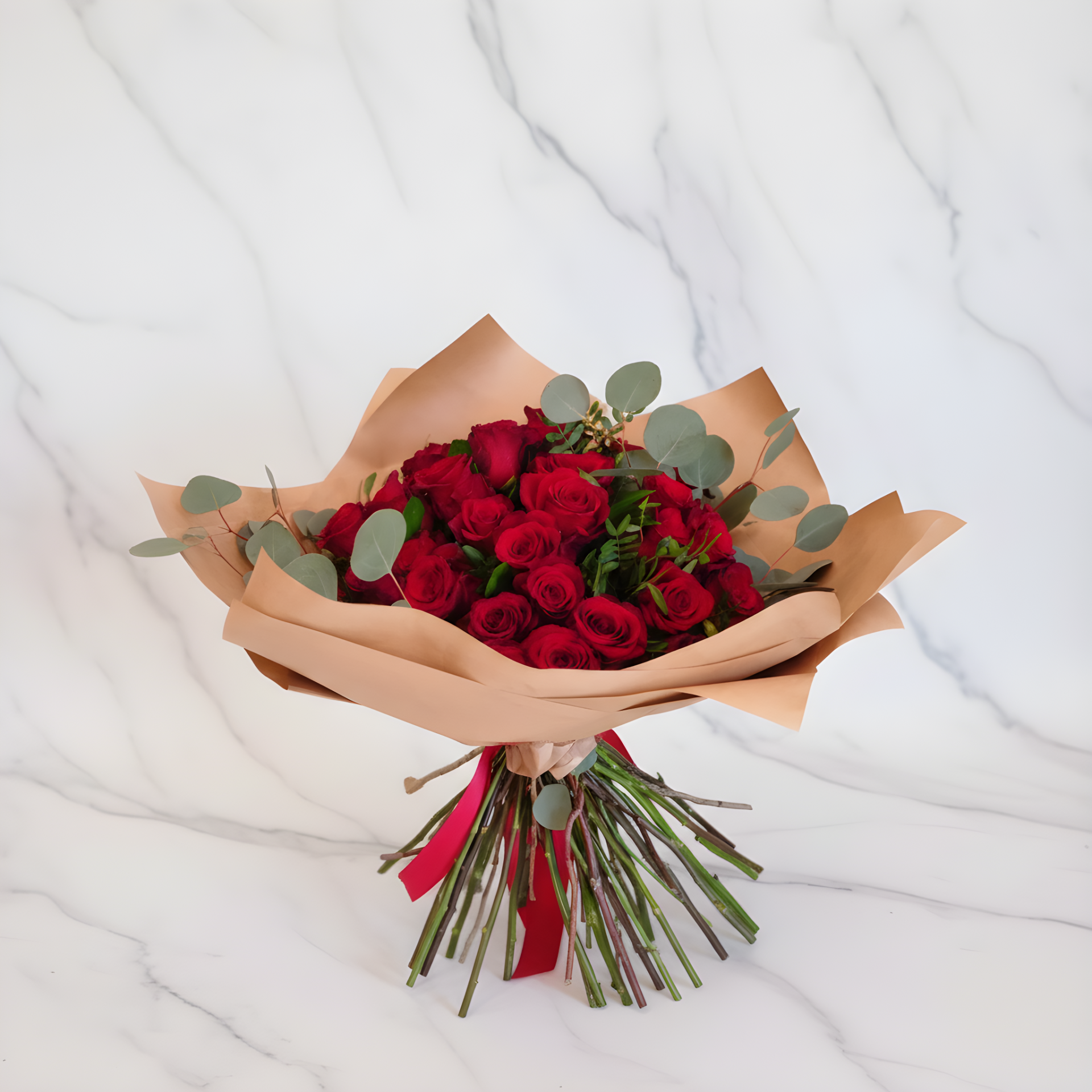 Buquê de rosas vermelhas com folhas verdes e papel castanho