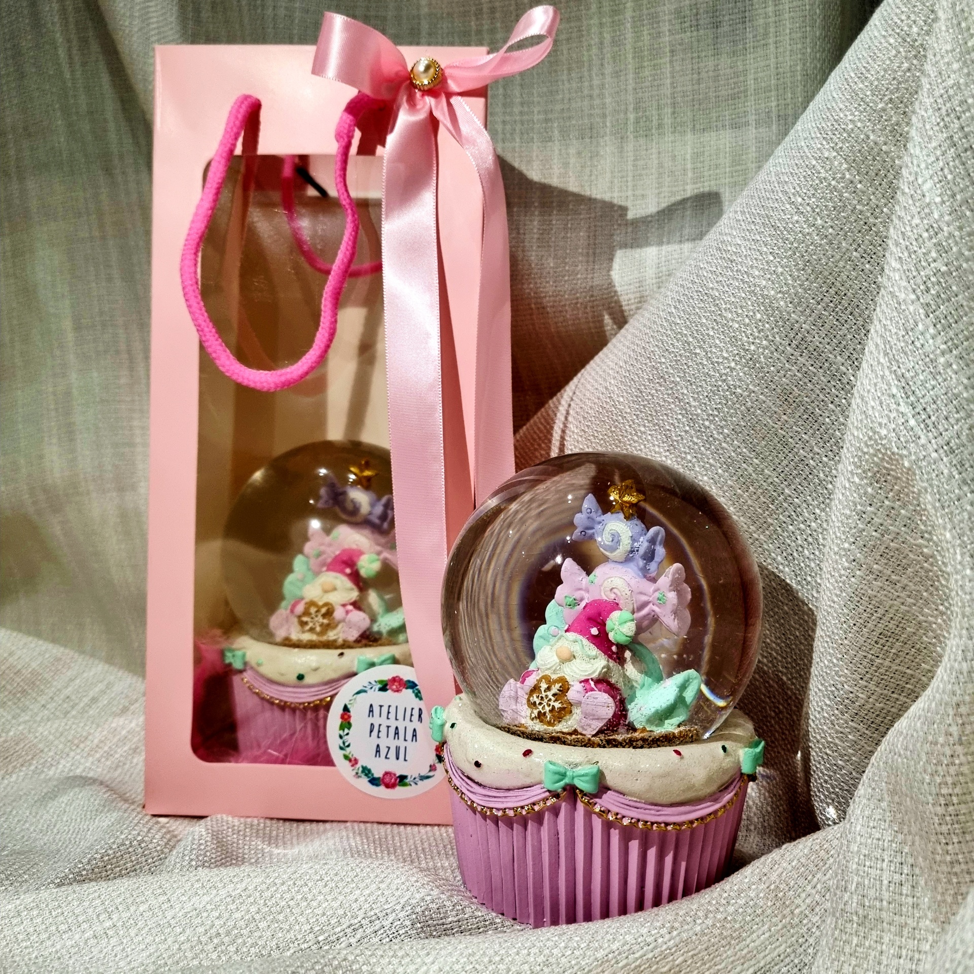 Globo de neve em forma de cupcake rosa com embalagem rosa e etiqueta