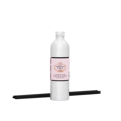 frasco branco com etiqueta rosa e varetas pretas