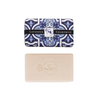 Sabão retangular bege com embalagem azul e branca com padrão ornamental e texto LAVENDER CHAMOMILE