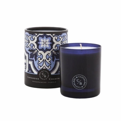Vela perfumada azul escuro com embalagem decorativa azul e branca