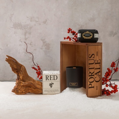 Conjunto decorativo com caixa de madeira, vela preta, caixa branca RED e bagas vermelhas