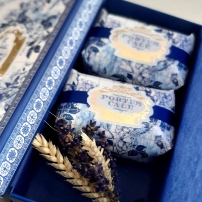 Caixa azul com sais de banho Portus Cale e ramo seco decorativo