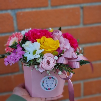 Arranjo floral colorido em caixa rosa com fita e etiqueta Atelier Pétala Azul