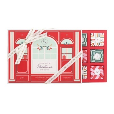 Caixa vermelha com pequenos embrulhos numerados para doze fragrâncias de Natal