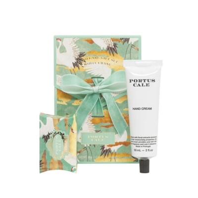 Conjunto Portus Cale com creme para mãos e embalagem decorativa com padrão de garças e caixa com laço verde