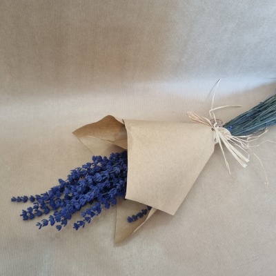 Ramo de flores de lavanda secas envolto em papel castanho com laço de corda