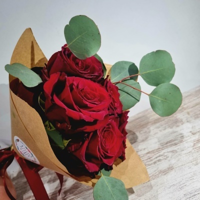 Atado&#x20;de&#x20;Rosas&#x20;Vermelhas&#x20;e&#x20;Eucalipto