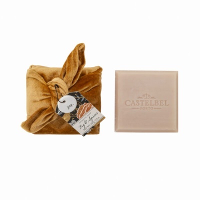 Barra de sabão CASTELBEL PORTO com embalagem de tecido castanho e etiqueta joy Fig & Spices
