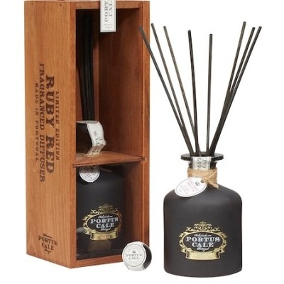Difusor de fragrância Portus Cale Ruby Red com garrafa preta fosca, rótulo dourado e preto, varetas pretas e caixa de madeira