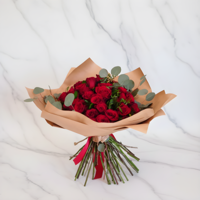 Buquê de rosas vermelhas com folhas verdes e papel castanho