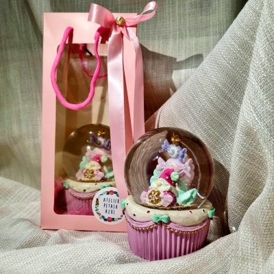 Globo de neve em forma de cupcake rosa com embalagem rosa e etiqueta