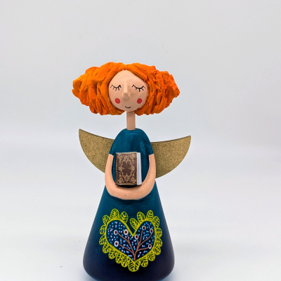 Figurinha decorativa de anjo com cabelo laranja e vestido azul