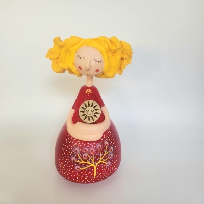 Figura decorativa de cerâmica com vestido vermelho e cabelo amarelo