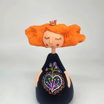 Estatueta decorativa de mulher com cabelo laranja e vestido azul escuro