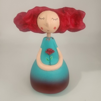 Boneca cerâmica cabelo vermelho vestido azul com flor vermelha
