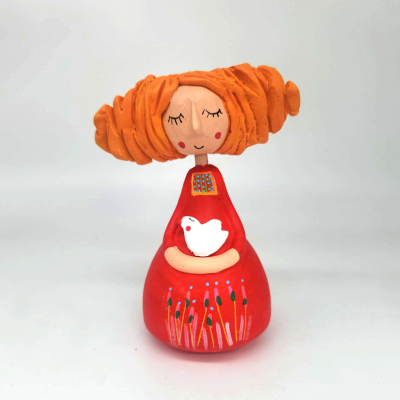Figura decorativa em cerâmica de rapariga com vestido vermelho e pássaro branco