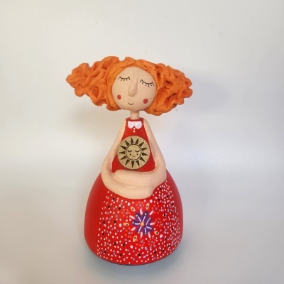 Figura decorativa de rapariga de cerâmica com vestido vermelho e cabelo ruivo
