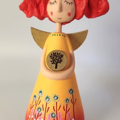 Estatueta decorativa de anjo com vestido amarelo, asas douradas e cabelo vermelho