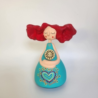 Boneca decorativa de cerâmica com vestido azul e cabelo vermelho