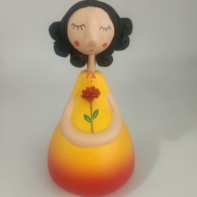 Estátua decorativa mulher vestido amarelo e vermelho com flor