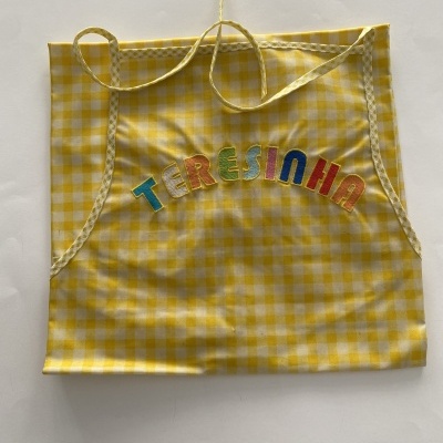 Avental amarelo aos quadrados com nome colorido bordado