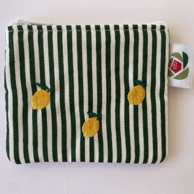Carteira pequena de tecido com riscas verdes e brancas e limões bordados amarelos.