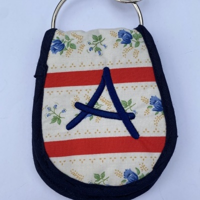 Chaveiro com bolsa floral e letra A azul bordada