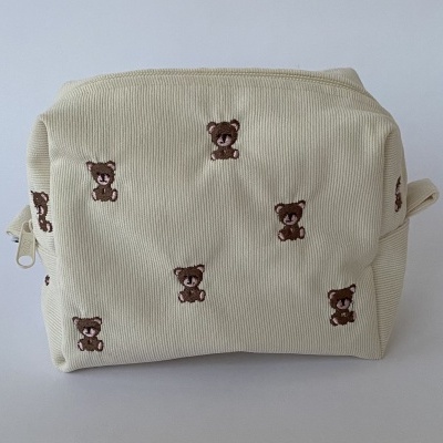 Bolsa bege com ursinhos bordados castanhos e fecho lateral