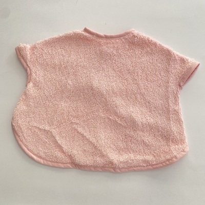 Camisola infantil rosa com tecido felpudo e detalhes em malha