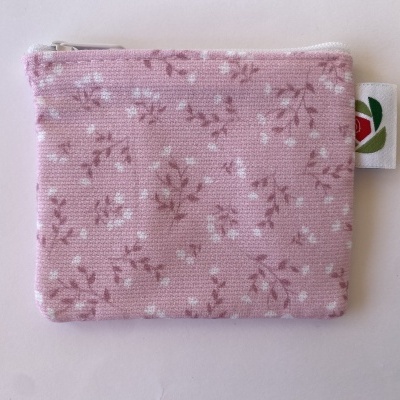 Carteira rosa com padrão floral e fecho branco