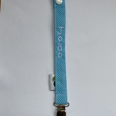 Clip segurador de biberão azul com pontos brancos e nome João impresso