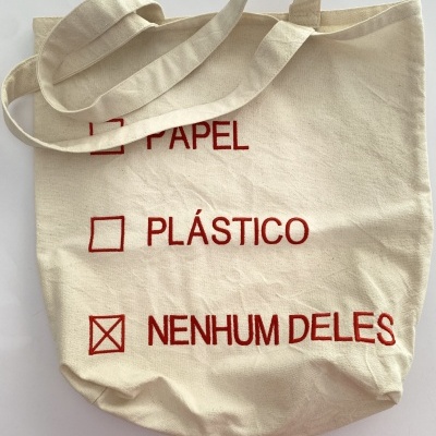 Saco de tecido cru com texto vermelho sobre opções de reciclagem