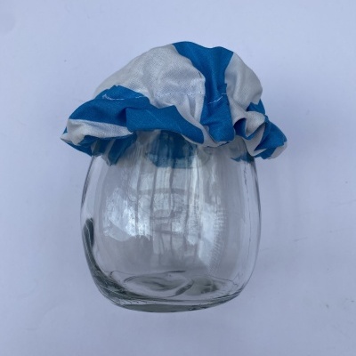 Frasco de vidro com tampa de tecido azul e branco