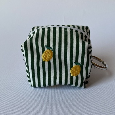 Estojo tecido riscas verdes e brancas com bordados limões e argola metálica