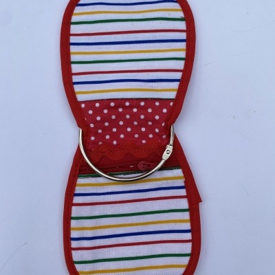 Protector para cinta com padrão de riscas coloridas e fecho metálico.