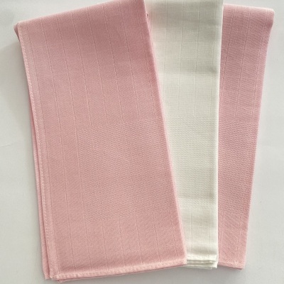 Conjunto de panos de cozinha rosa e branco com padrão quadriculado.