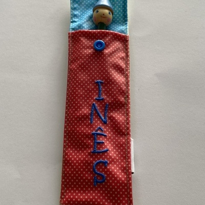 Estojo tecido bolinhas com nome INÊS e marioneta de madeira