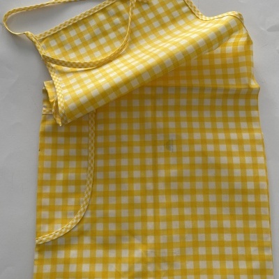 Avental de cozinha com padrão de quadros amarelos e brancos